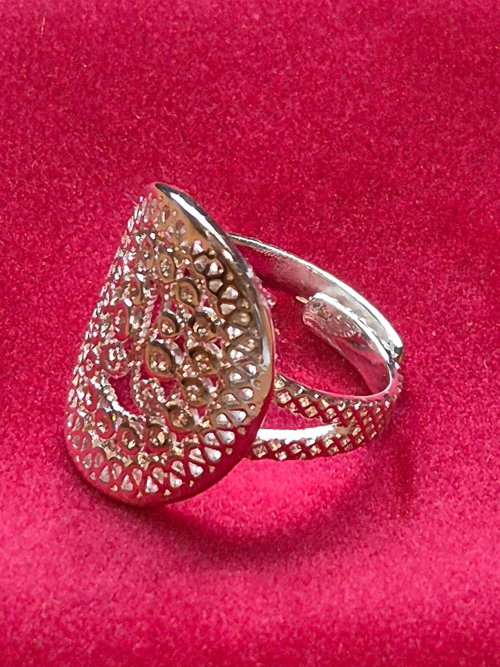 Anillo ovalado " Diseño calado"de plata 925