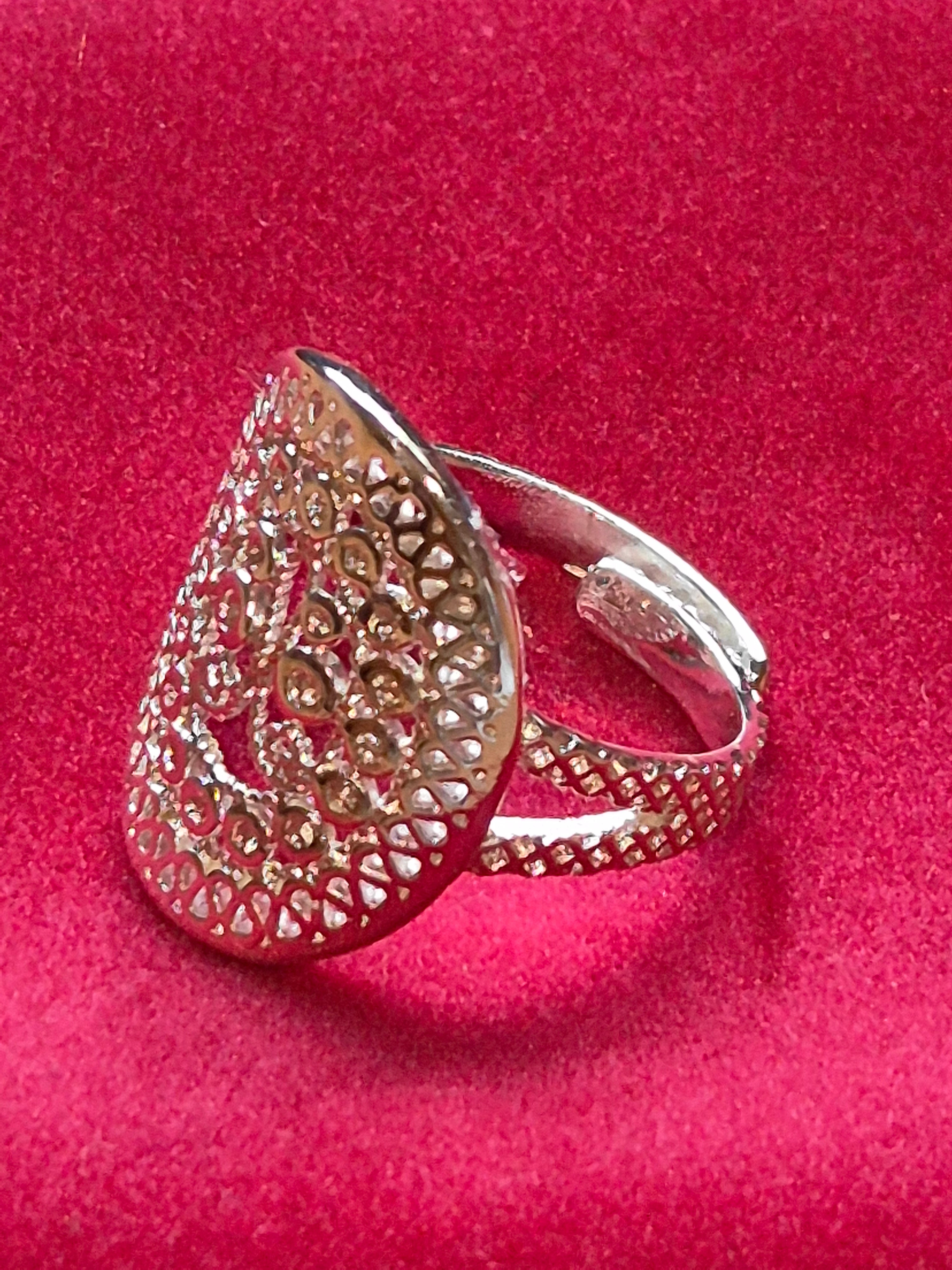 Anillo ovalado " Diseño calado"de plata 925