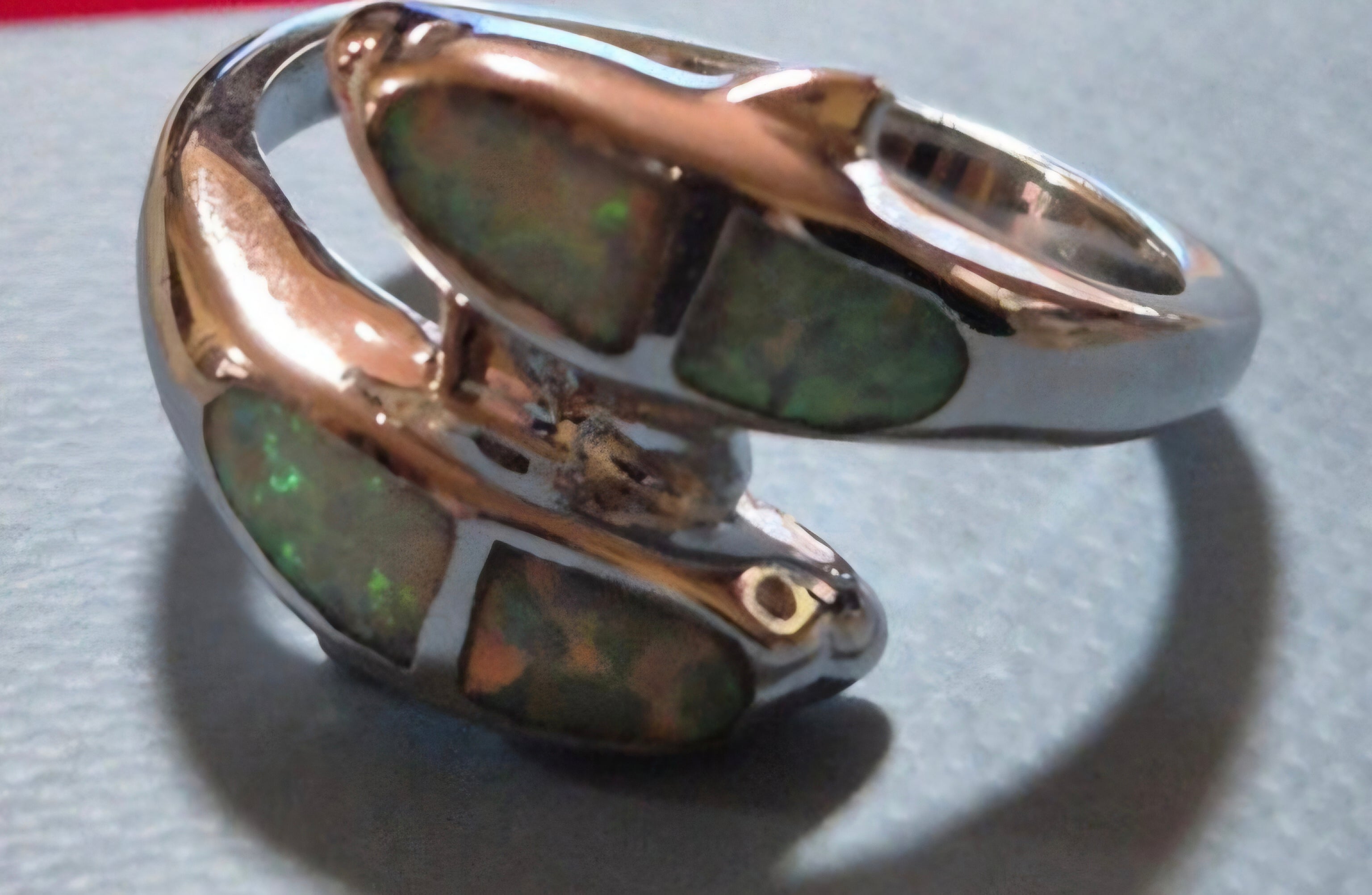 Vista macro detalle delfines anillo plata 925 joyería fina | vaqueraspain