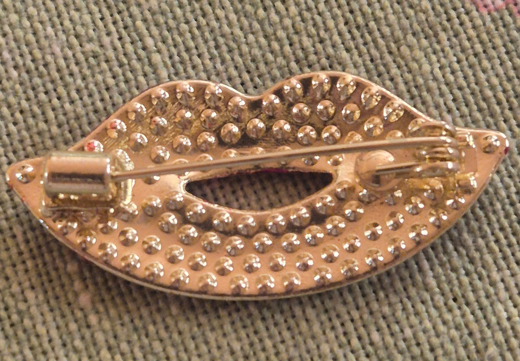 Detalle broche labios rojos brillantes con strass | vaqueraspain