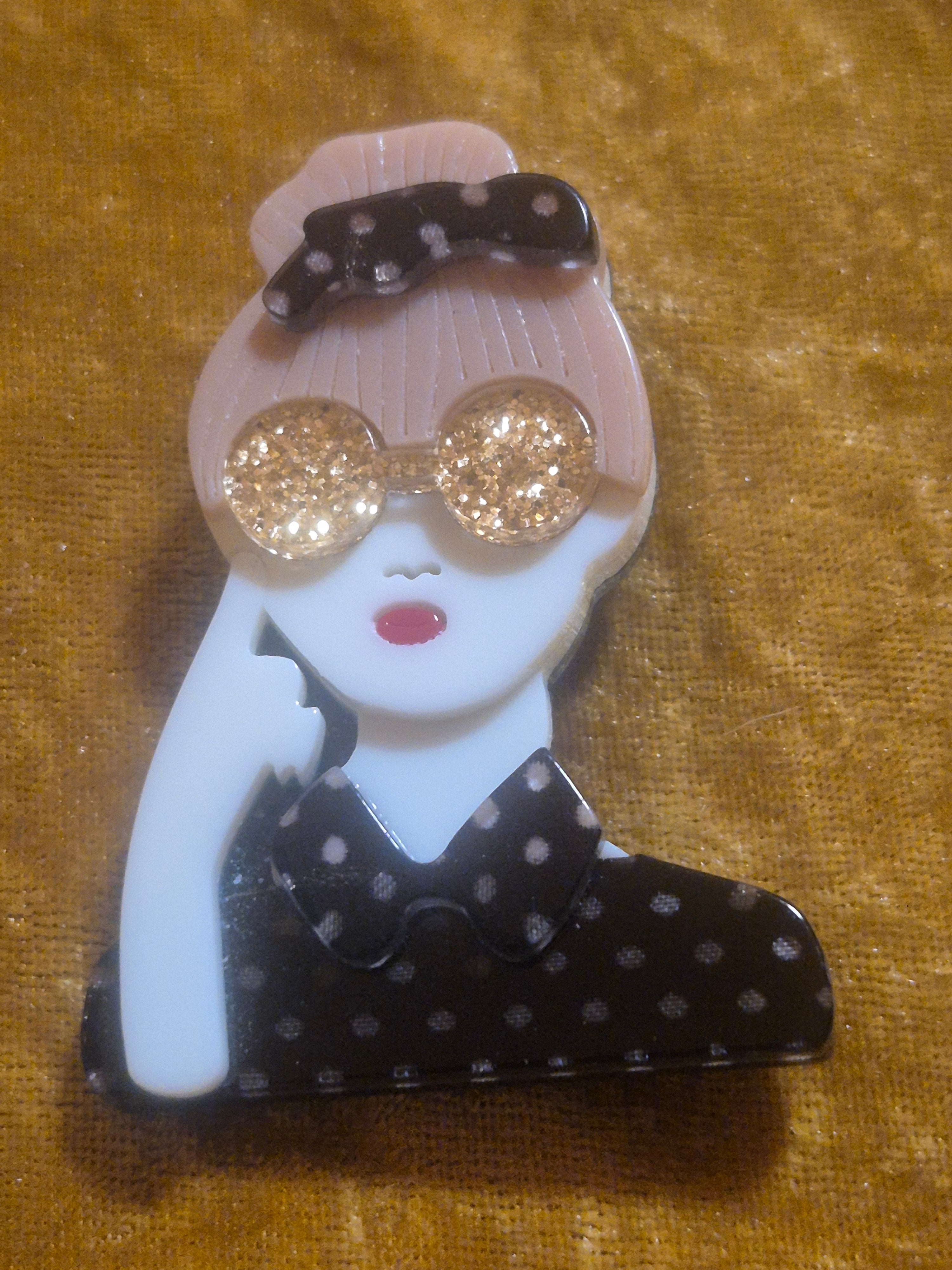 Broche vintage mujer con diadema negra y lunares blancos