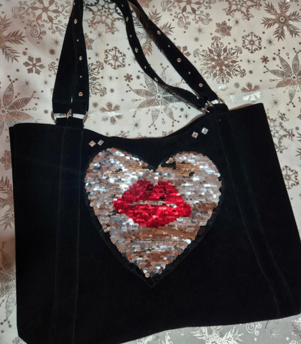 Vista frontal bolso tote negro corazón plateado champán lentejuelas y labios rojos | vaqueraspain