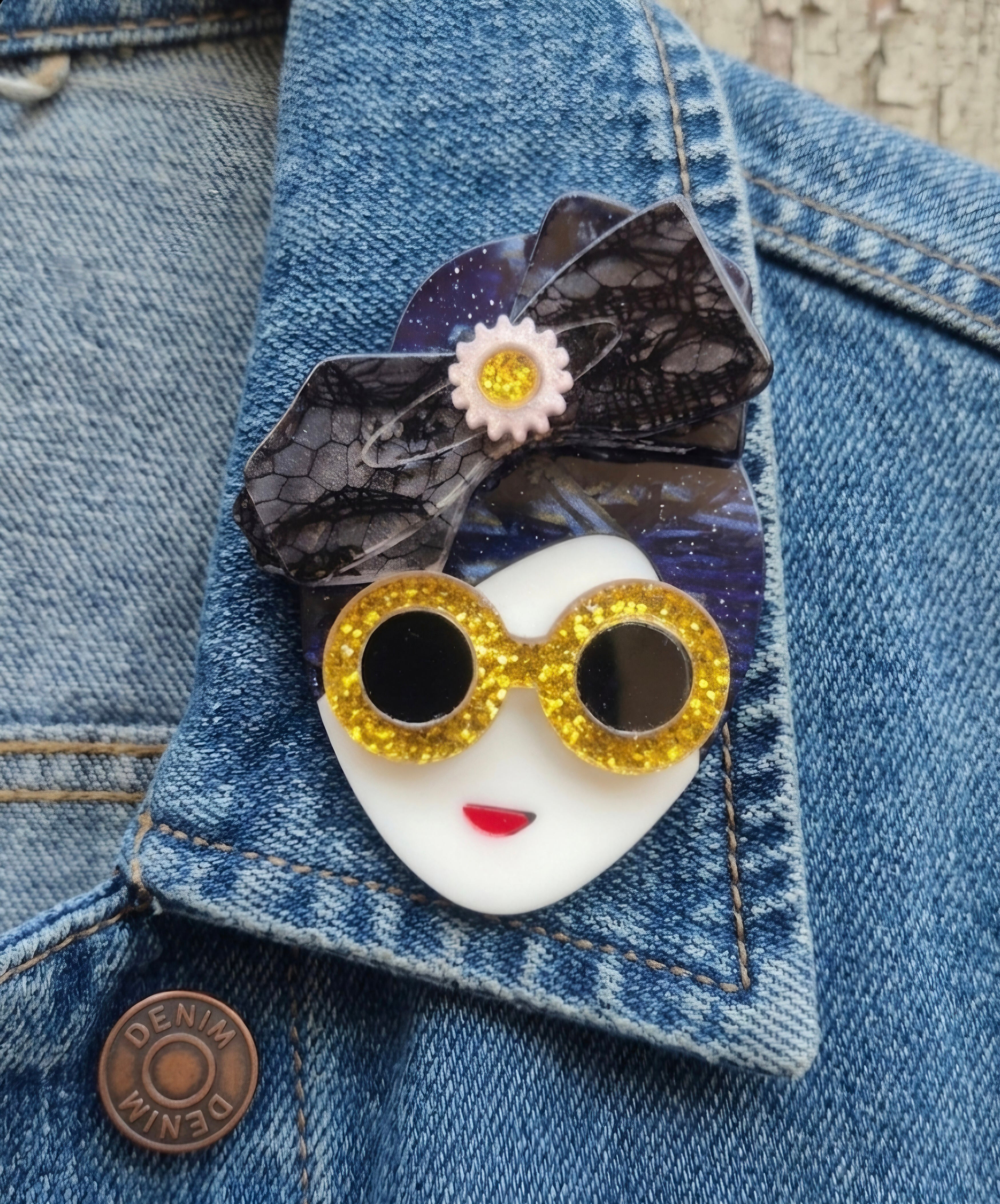 Broche boho chic mujer con gafas doradas