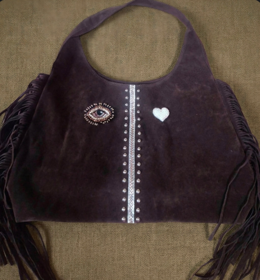 Vista lateral bolso tote bohemio ojo y corazón antelina marrón café | vaqueraspain