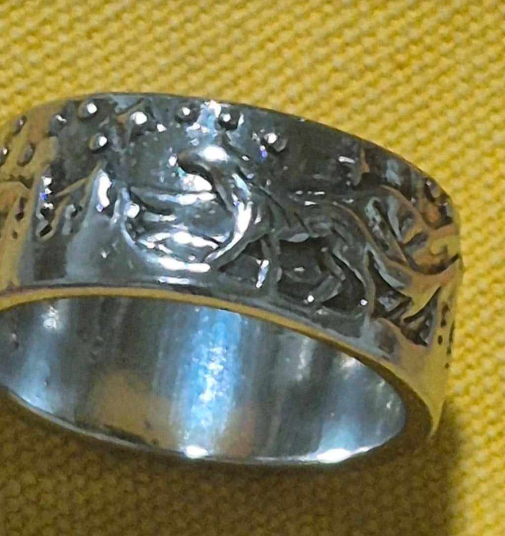Anillo bohemio vintage Lobo entre montañas de acero con baño de rodio | vaqueraspain