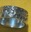 Anillo bohemio vintage Lobo entre montañas de acero con baño de rodio | vaqueraspain