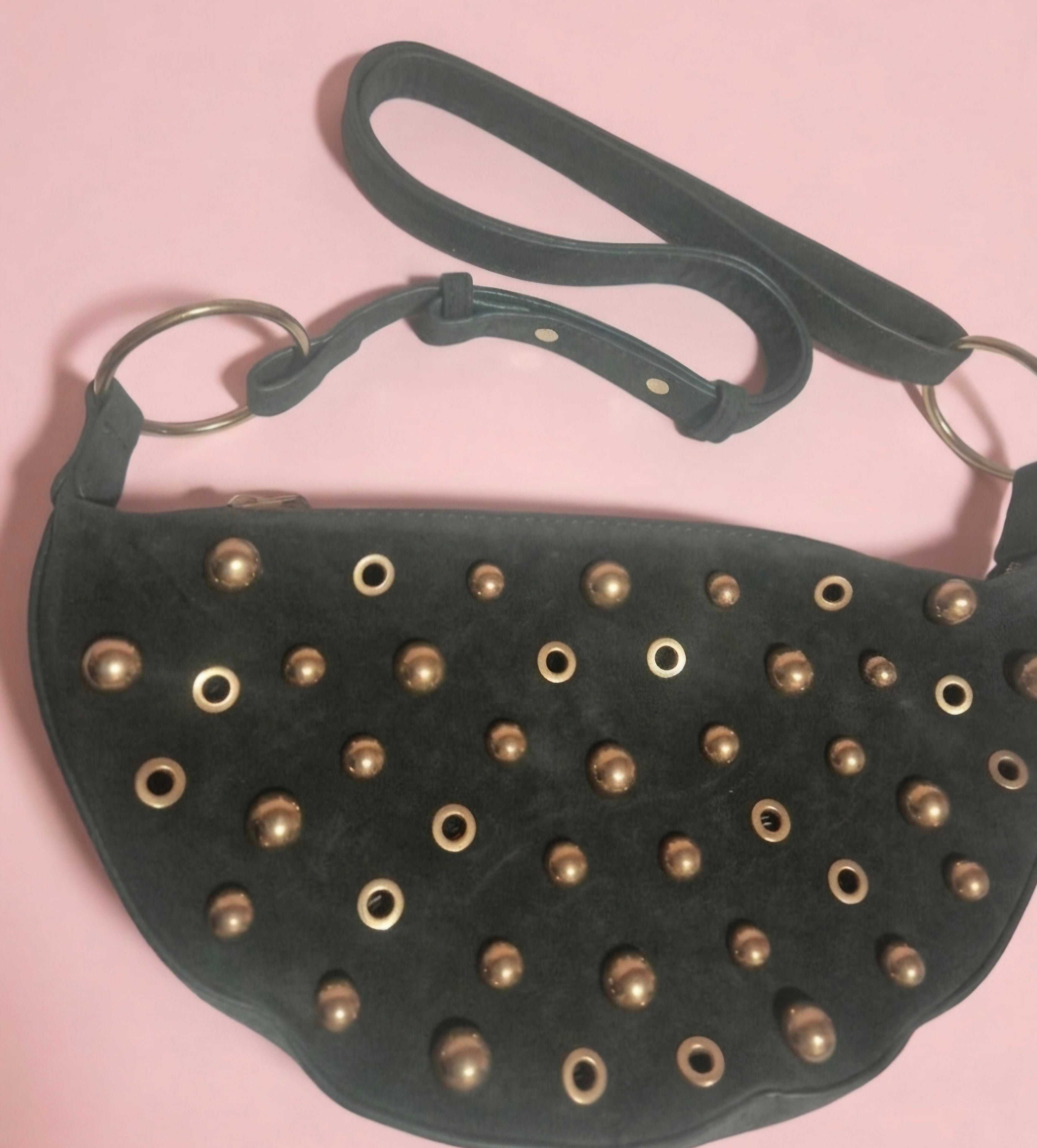 Vista frontal bolso boho chic gato elegante collar strass antelina verde oliva | vaqueraspain