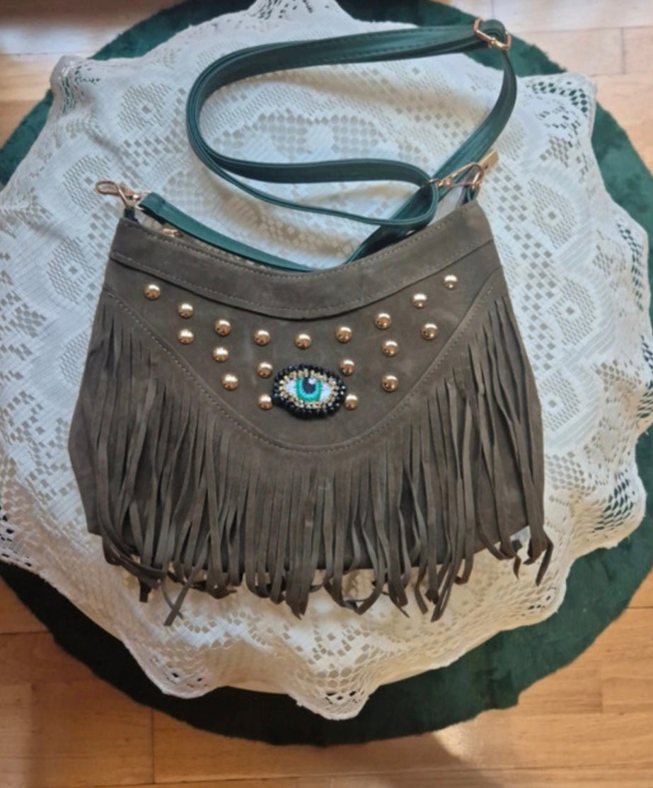 Bolso boho chic verde caqui con flecos vista frontal - vaqueraspain