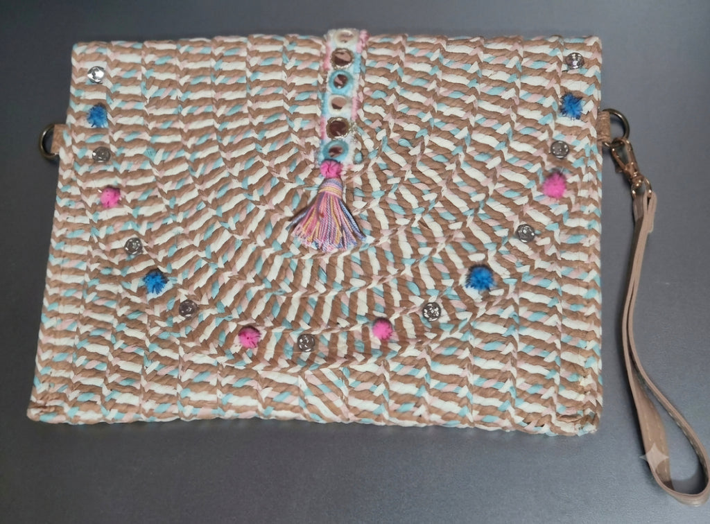 Bolso boho chic clutch con tachuelas plateadas y pompones pastel