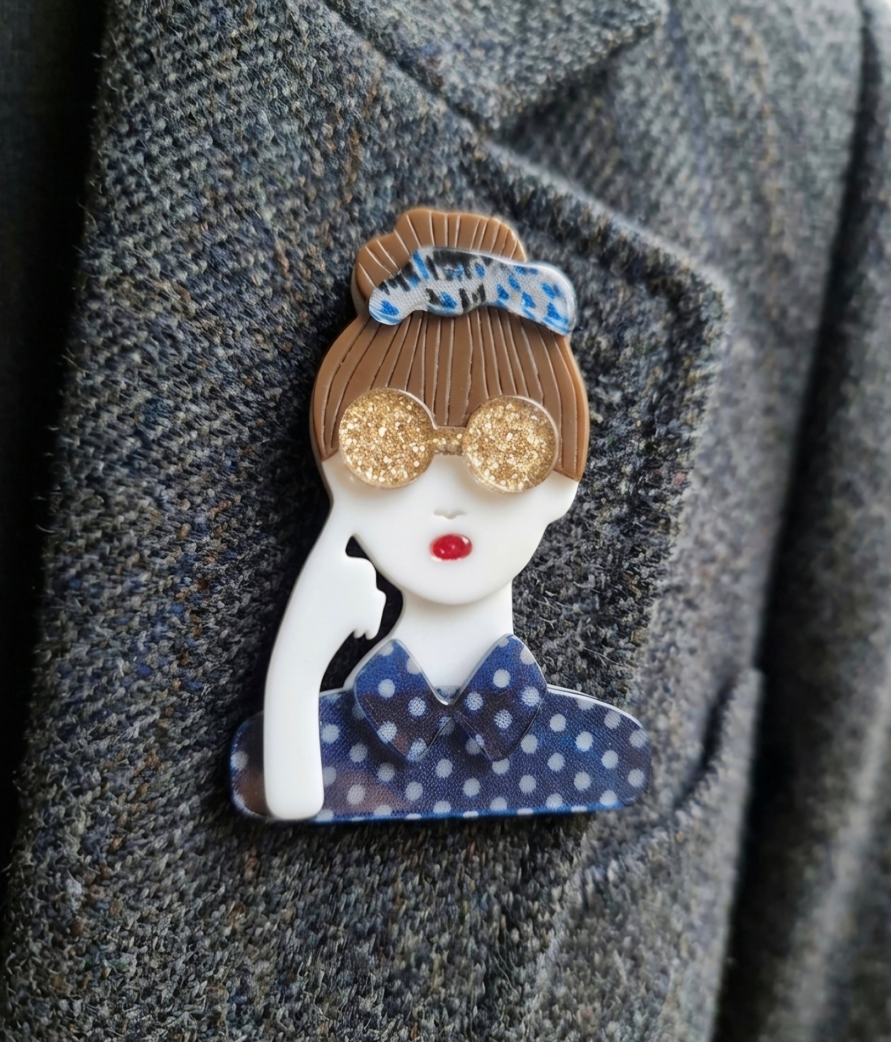 Broche boho chic con gafas dorada purpurina