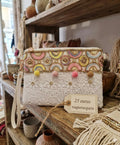 Bolso boho chic con bordados semicírculos coloridos y pompones.