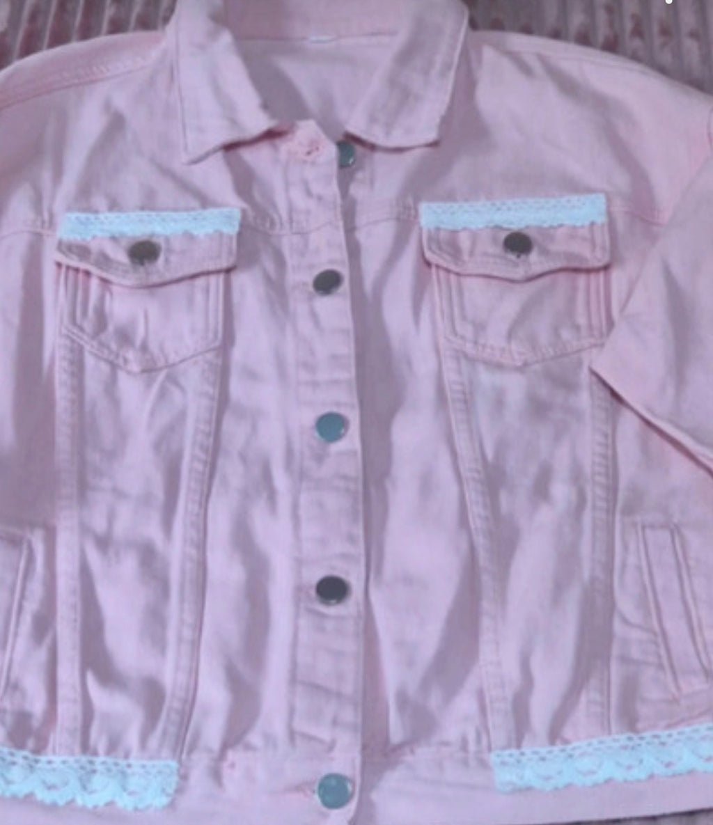 Vista lateral chaqueta denim rosa pastel artesanal con ganchillo blanco | vaqueraspain