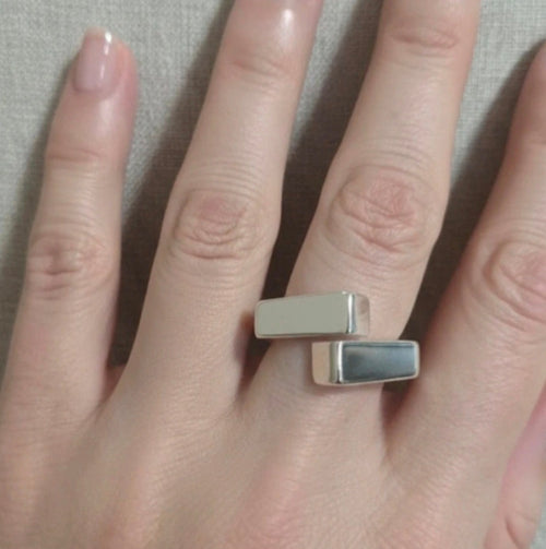 •  Detalle diseño bypass anillo unisex plata 925 joyería fina | vaqueraspain