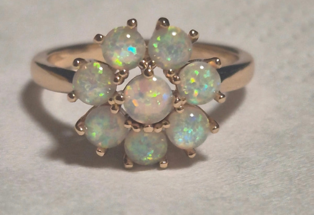 Detalle flor y ópalo sintético blanco anillo gold filled vintage | vaqueraspain
