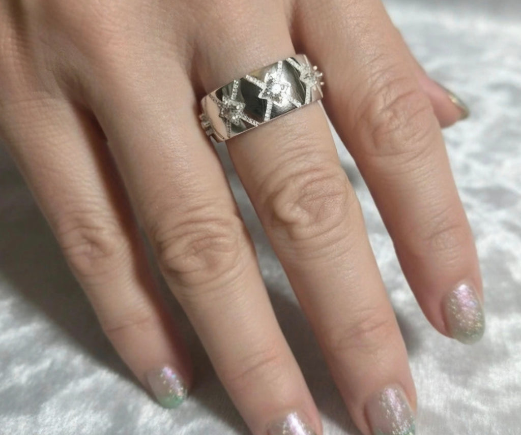 Vista frontal anillo bohemio moderno rombos entrelazados de plata 925 | vaqueraspain