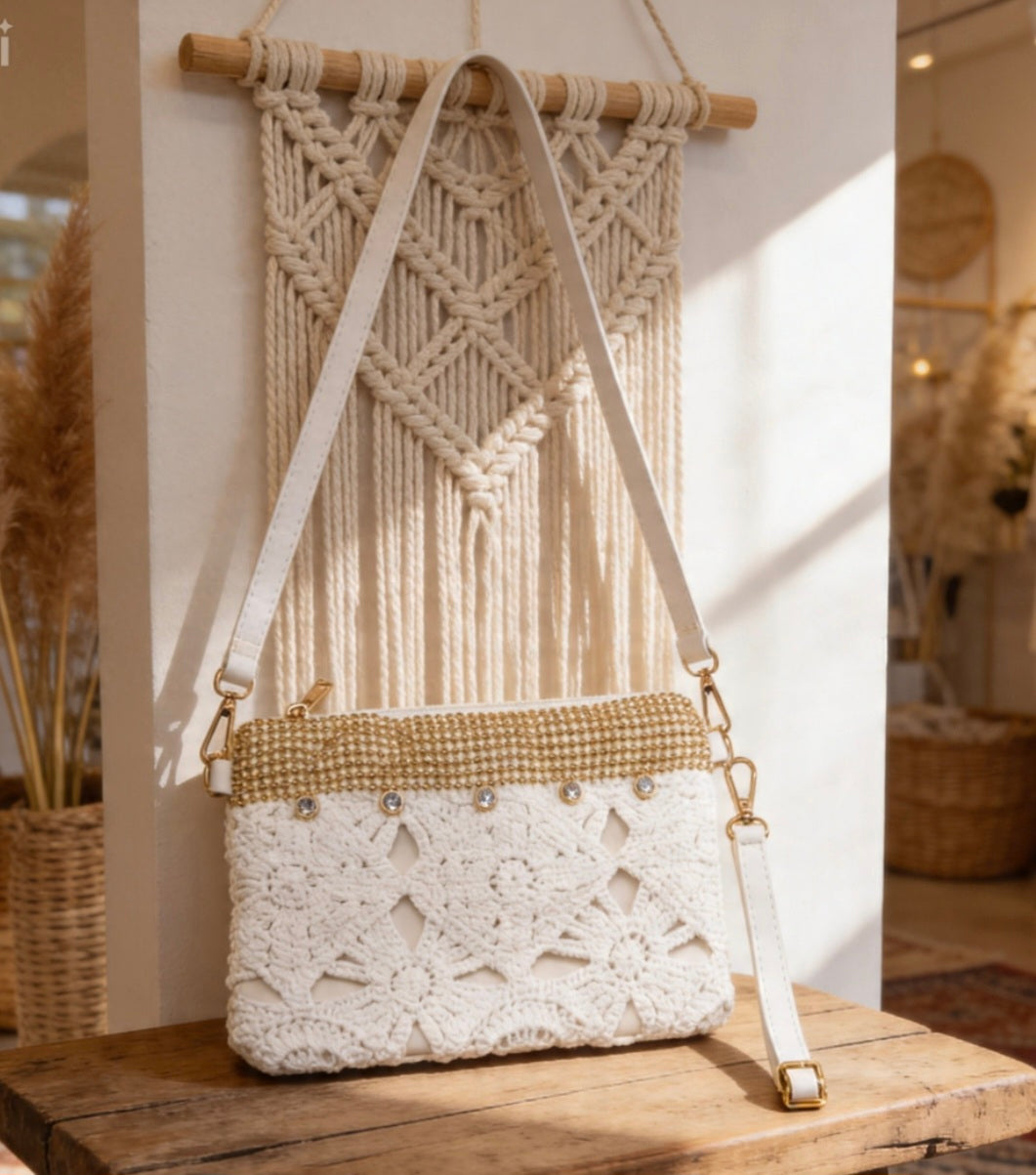 Bolso boho chic de crochet color blanco crema con pedrería dorada artesanal | vaqueraspain