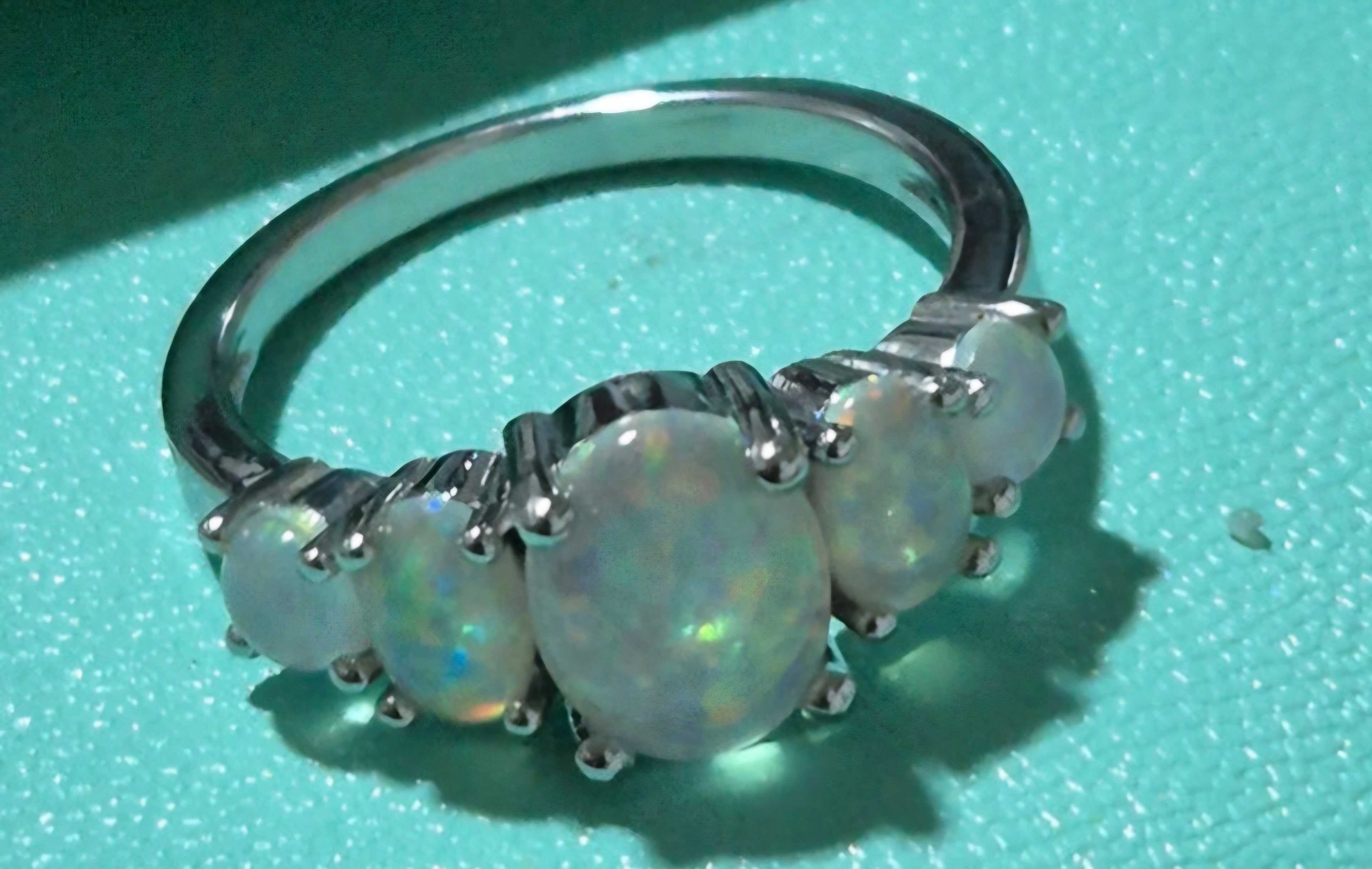 Vista lateral anillo 5 ópalos de fuego blancos joyería fina | vaqueraspain