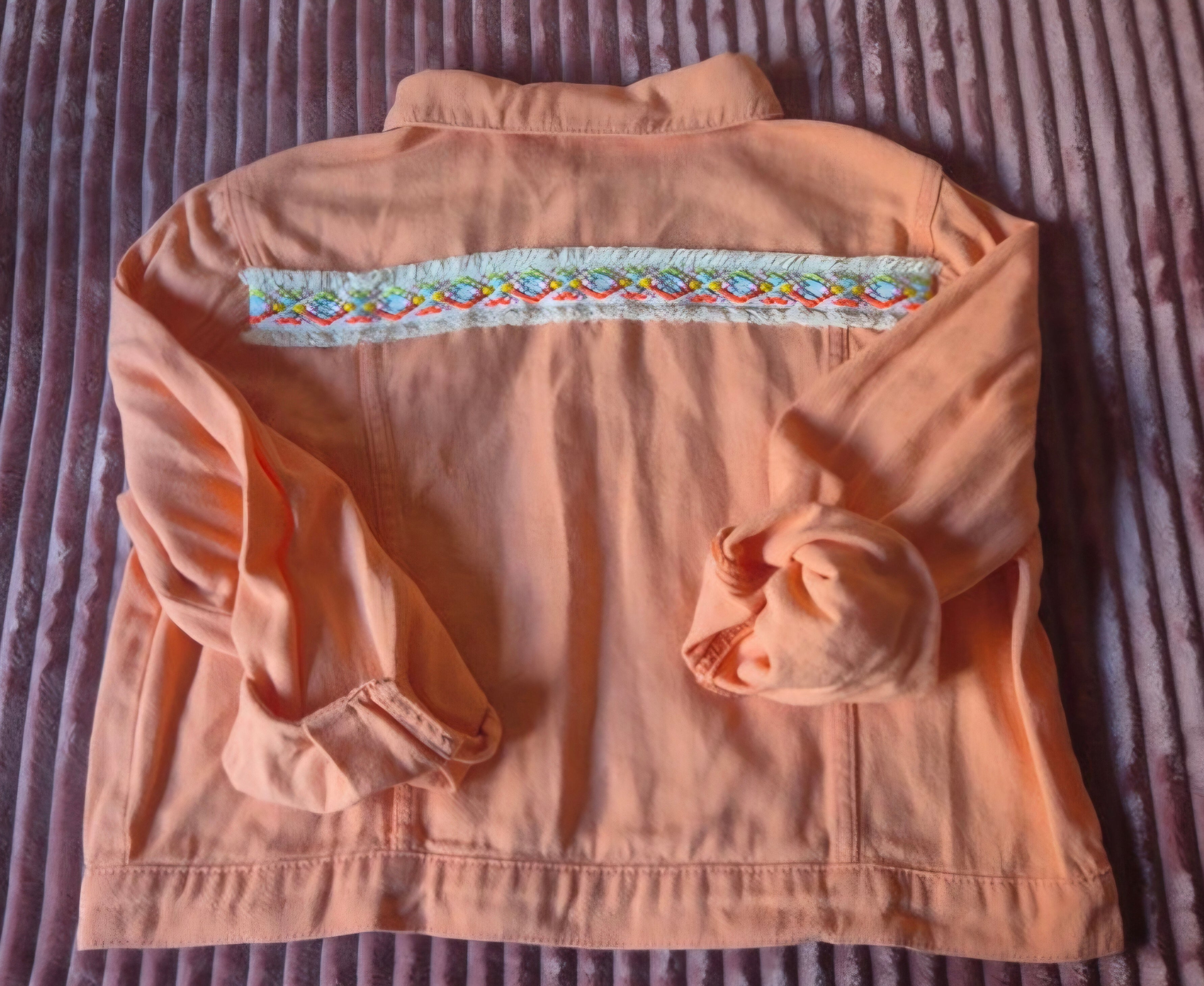 Vista trasera chaqueta vaquera color melocotón boho chic | vaqueraspain