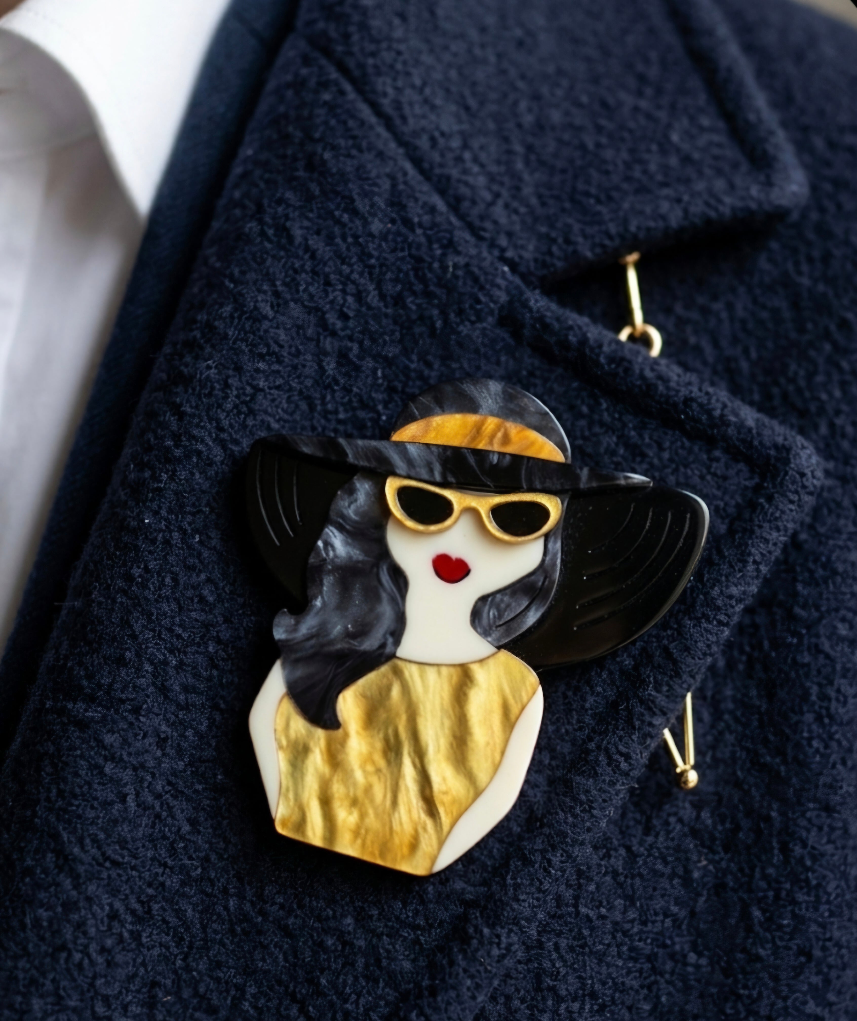 Broche de acrilico vintage mujer con vestido dorado