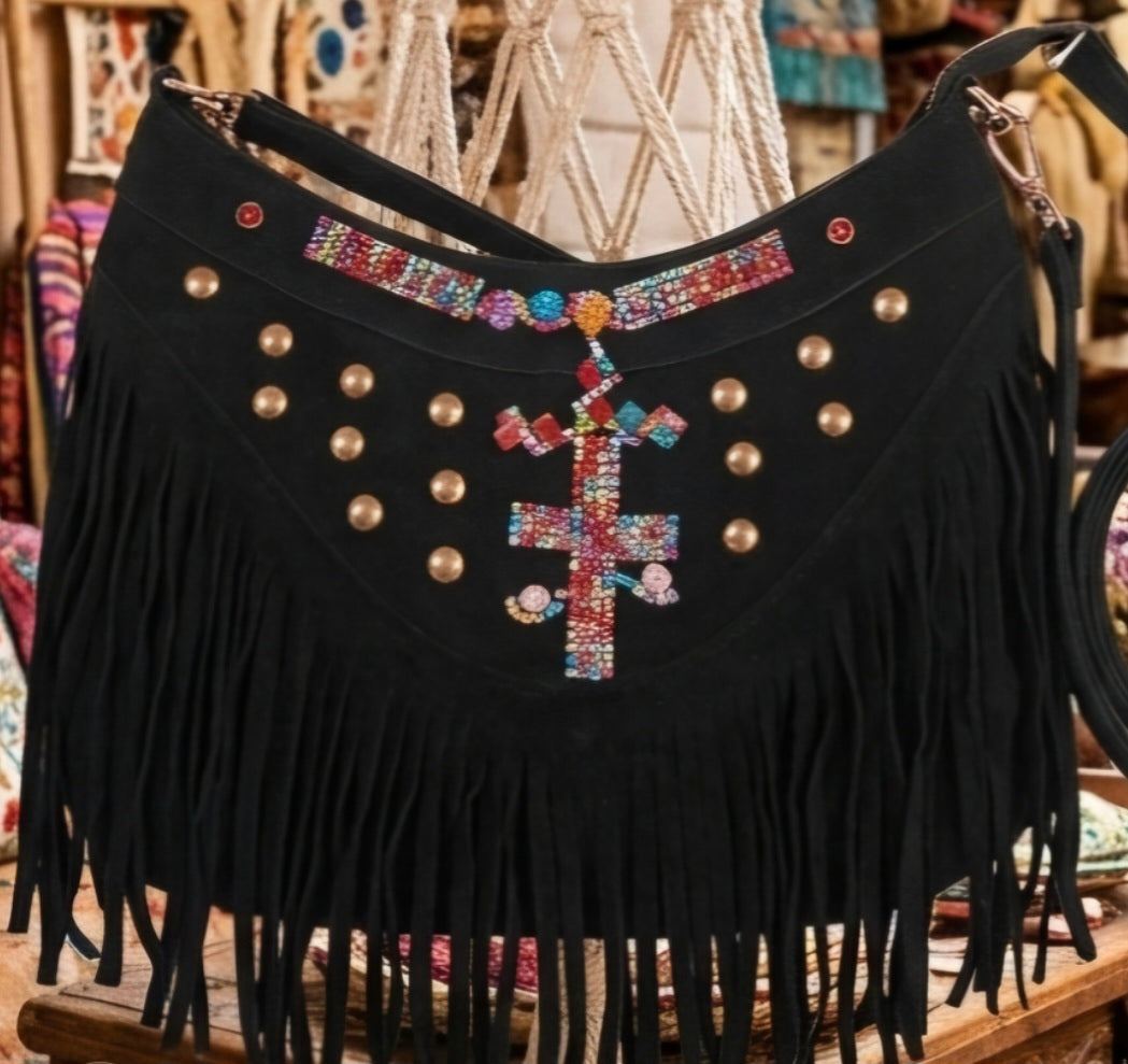 Detalle flecos bolso boho look festival antelina negra | vaqueraspain