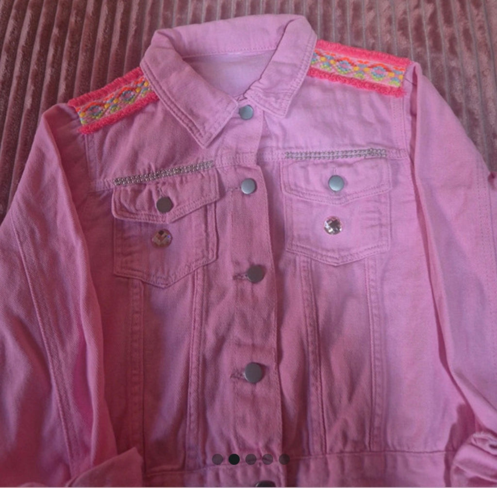 Detalle cenefa bordada y flecos fucsia chaqueta vaquera rosa claro talla M | vaqueraspain