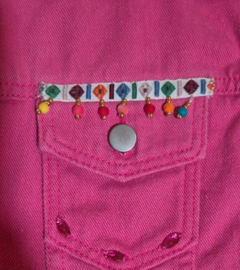 Detalle cenefa étnica y borlas chaqueta vaquera fucsia talla M | vaqueraspain