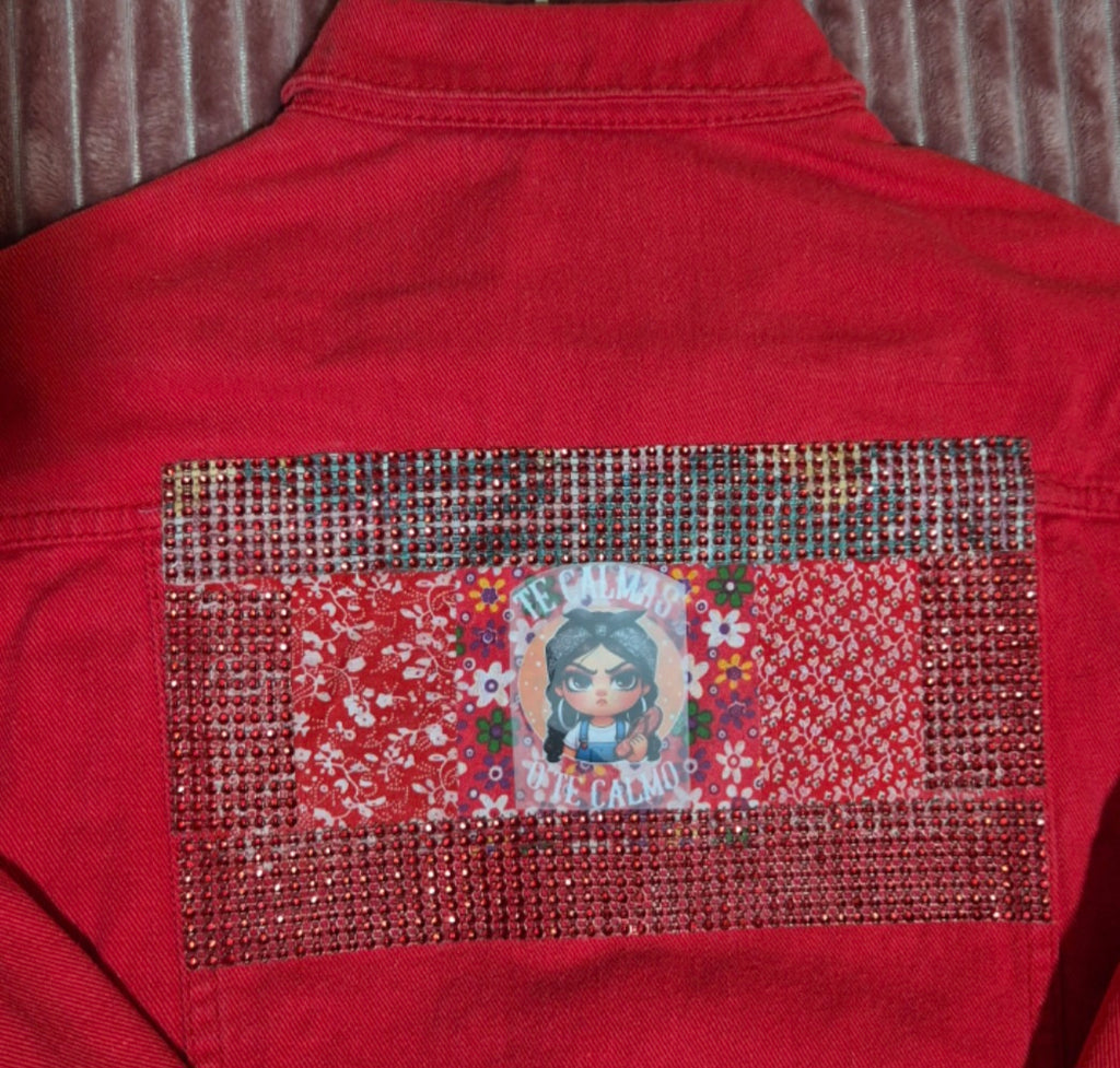 Vista trasera chaqueta vaquera rojo coral customizada con strass | vaqueraspain