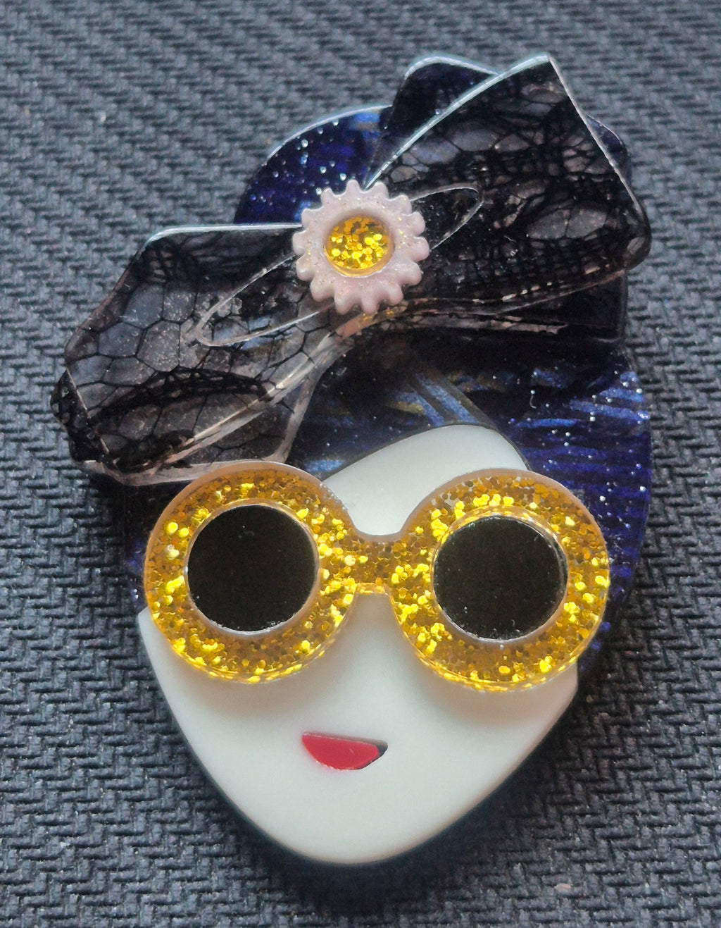 Broche boho chic mujer con gafas doradas