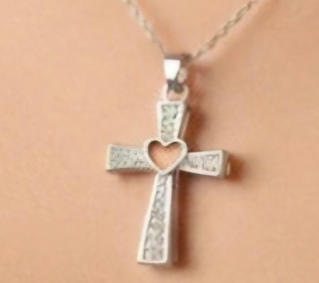 Vista frontal colgante cruz corazón calado plata 925 | vaqueraspain