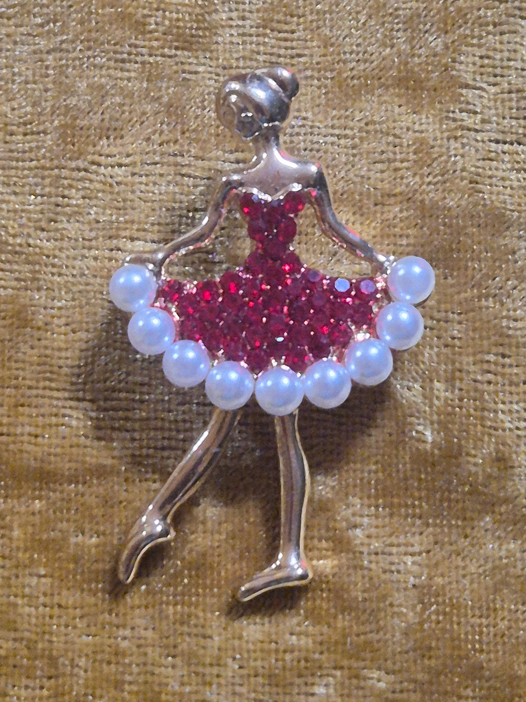 Broche bailarina de ballet con vestido rojo