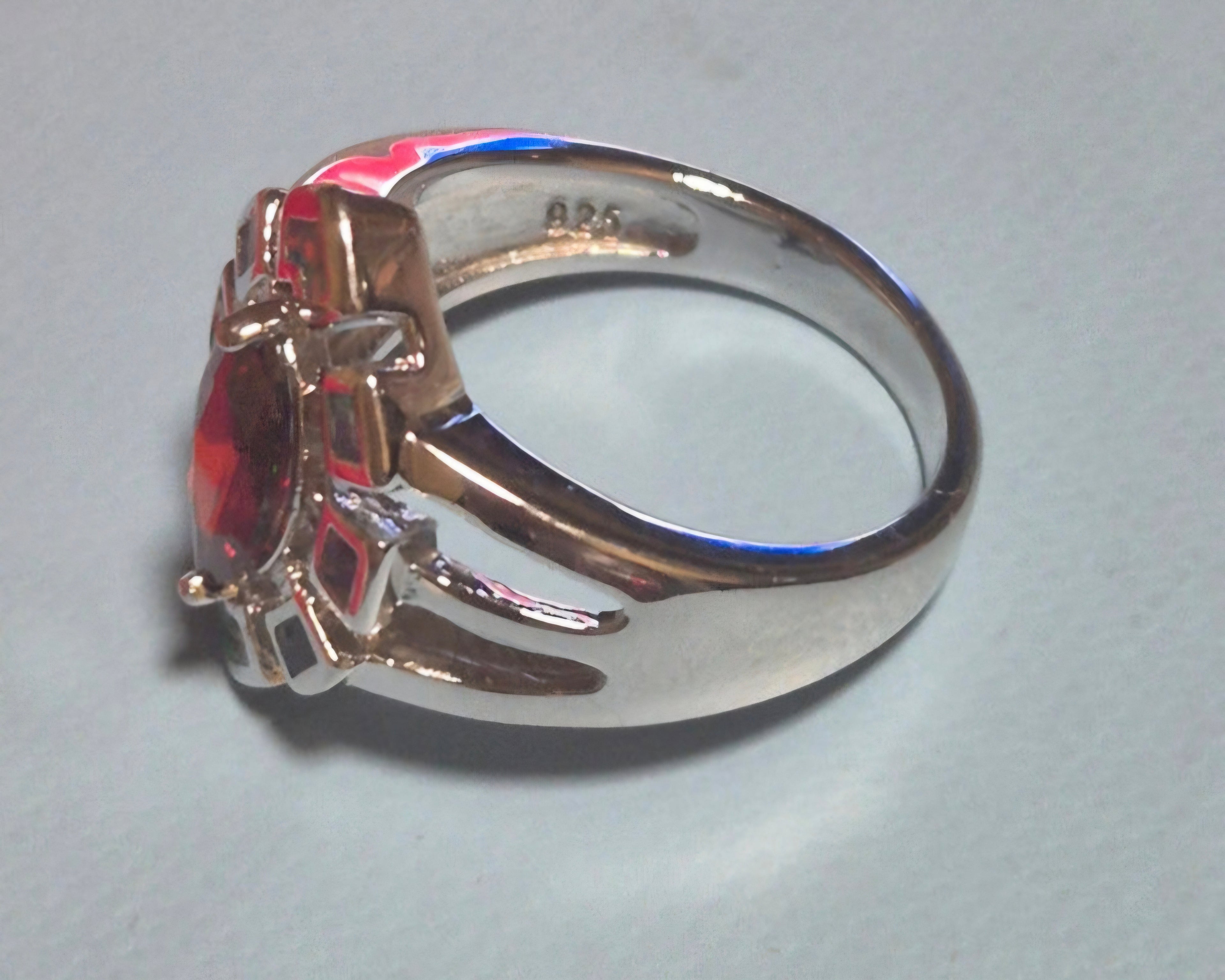 Vista lateral anillo cóctel rojo marquesa plata 925 | vaqueraspain