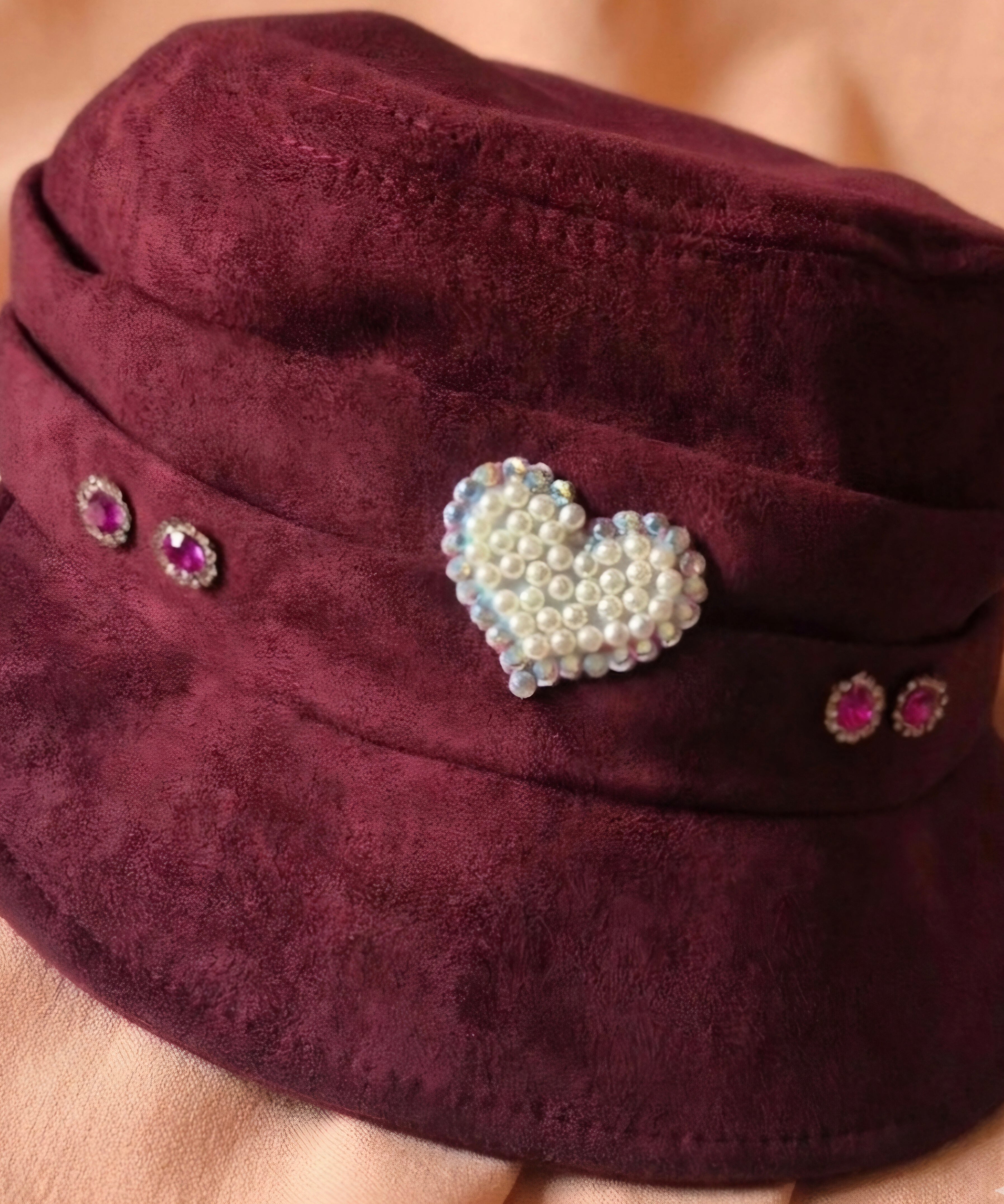 Detalle corazón de perlas imitación en gorra burdeos boho chic | vaqueraspain
