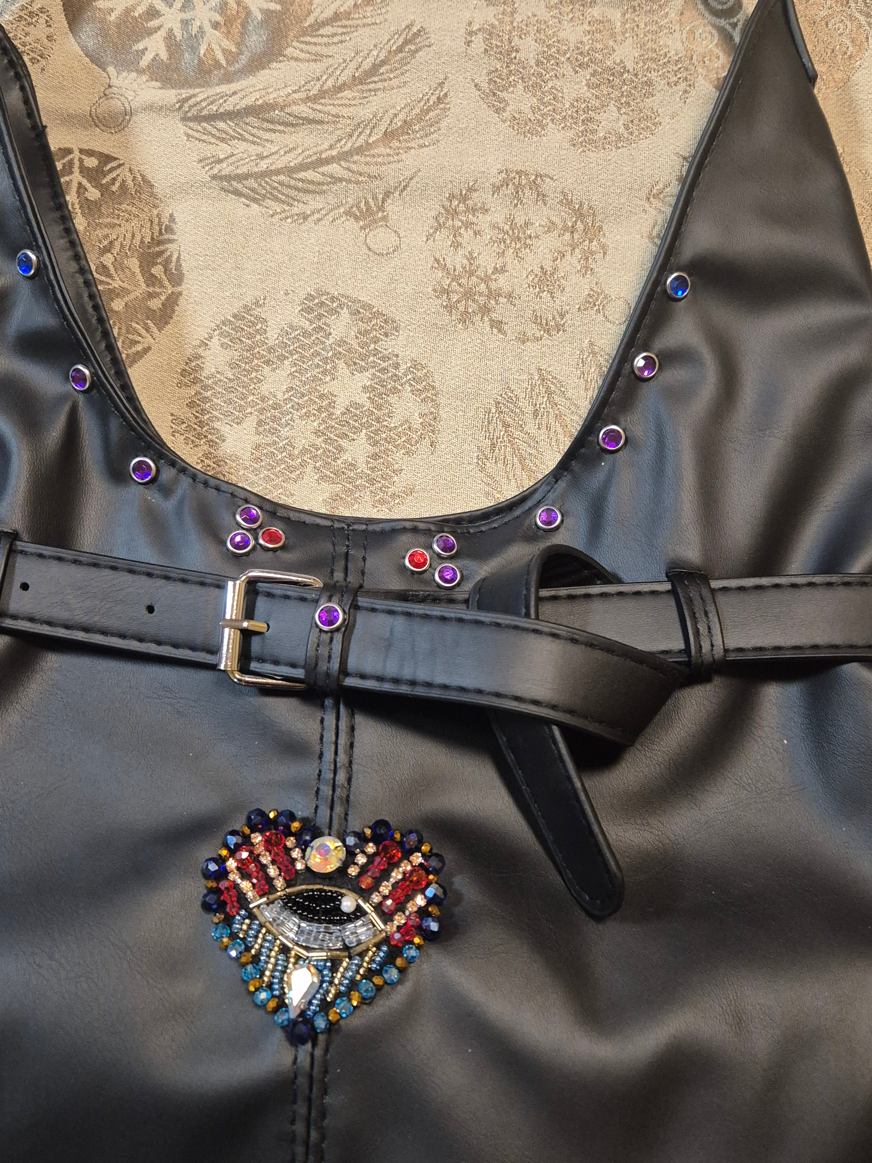 Bolso shopper bohemio negro corazón con pedrería vista lateral - vaqueraspain
