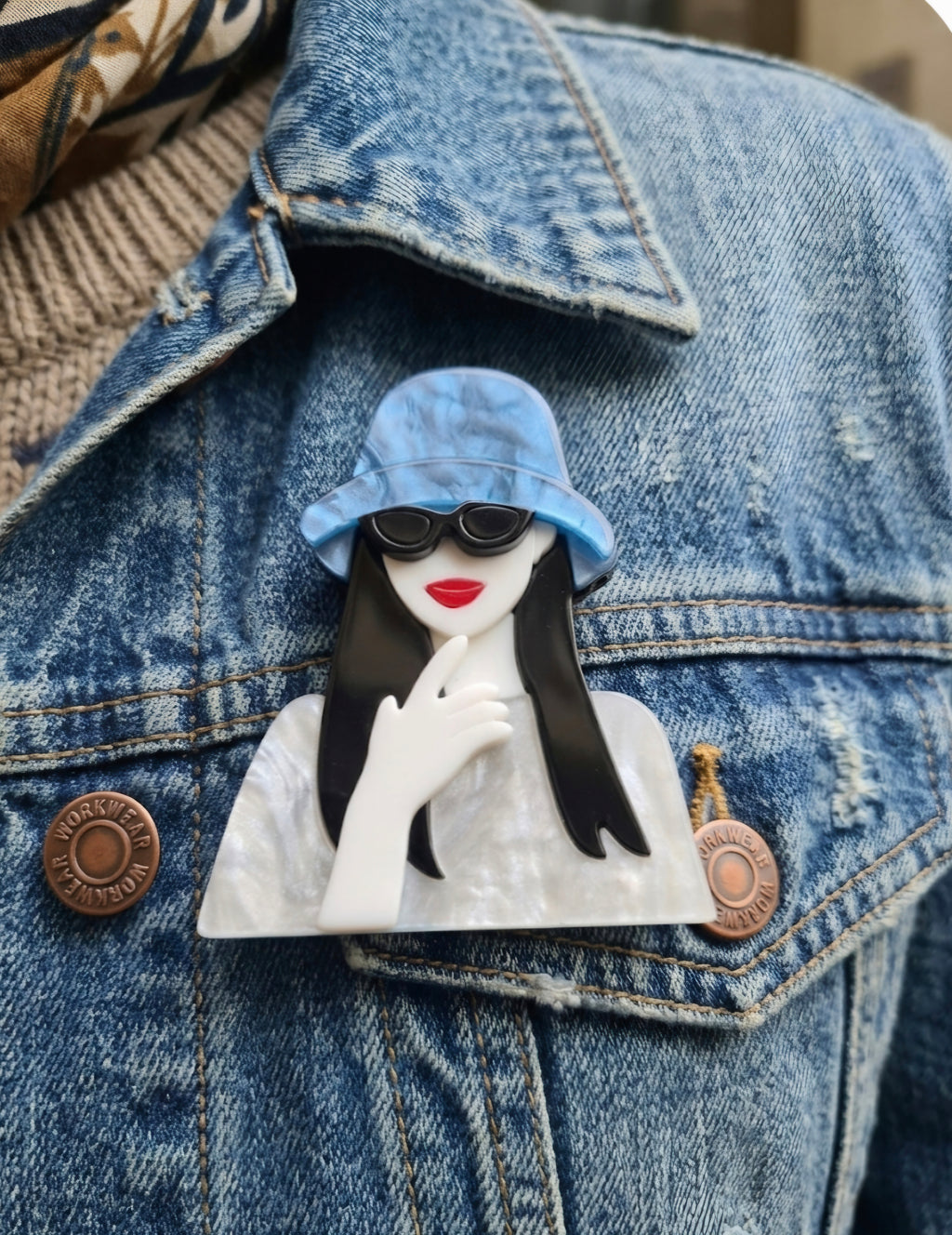 Broche minimalista mujer con sombrero de pescador azul claro