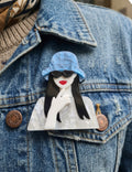 Broche minimalista mujer con sombrero de pescador azul claro