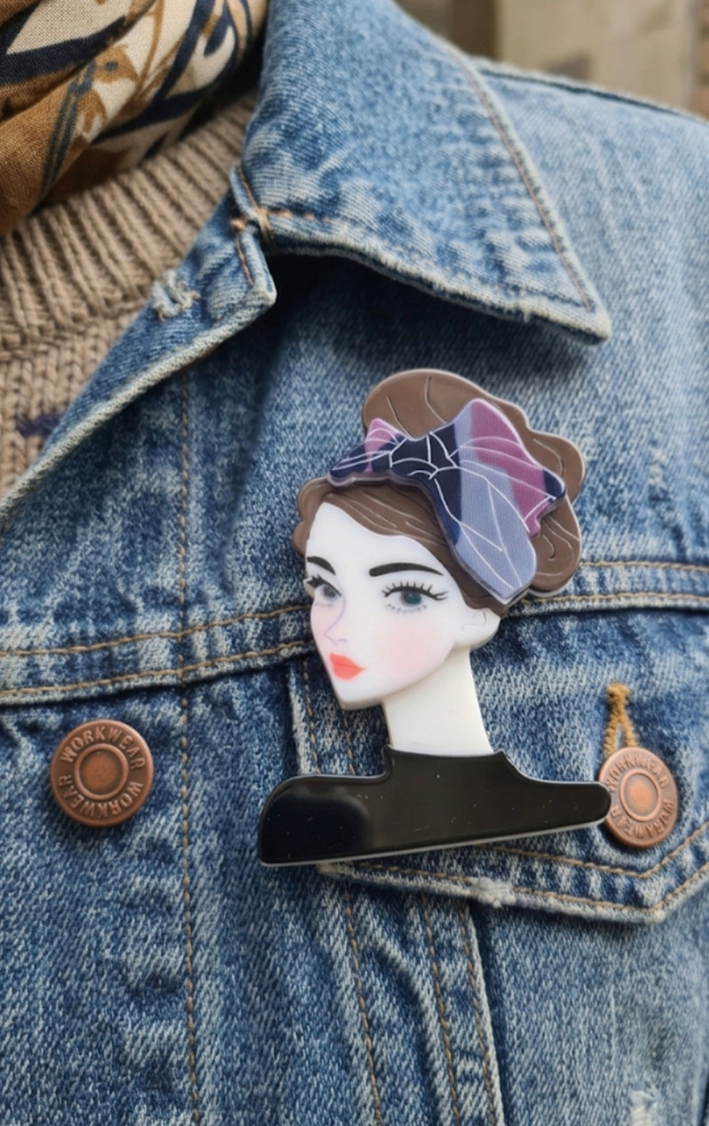 Broche boho chic mujer castaña con pañuelo