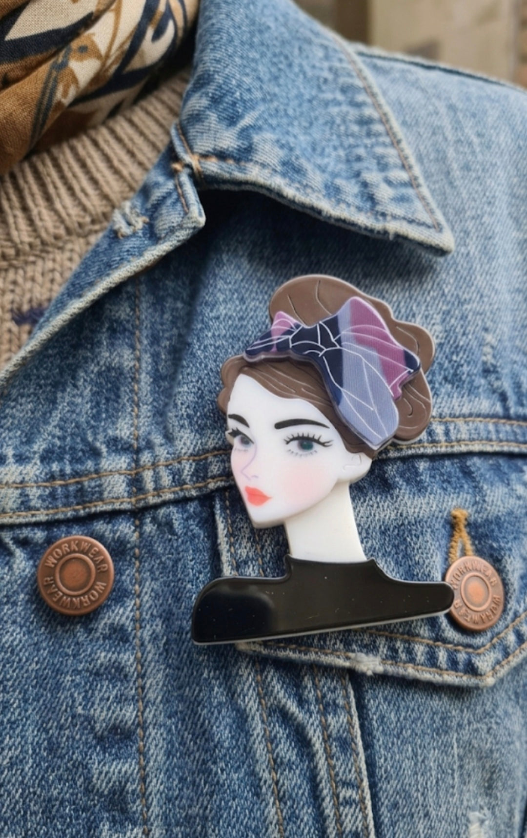Broche boho chic mujer castaña con pañuelo