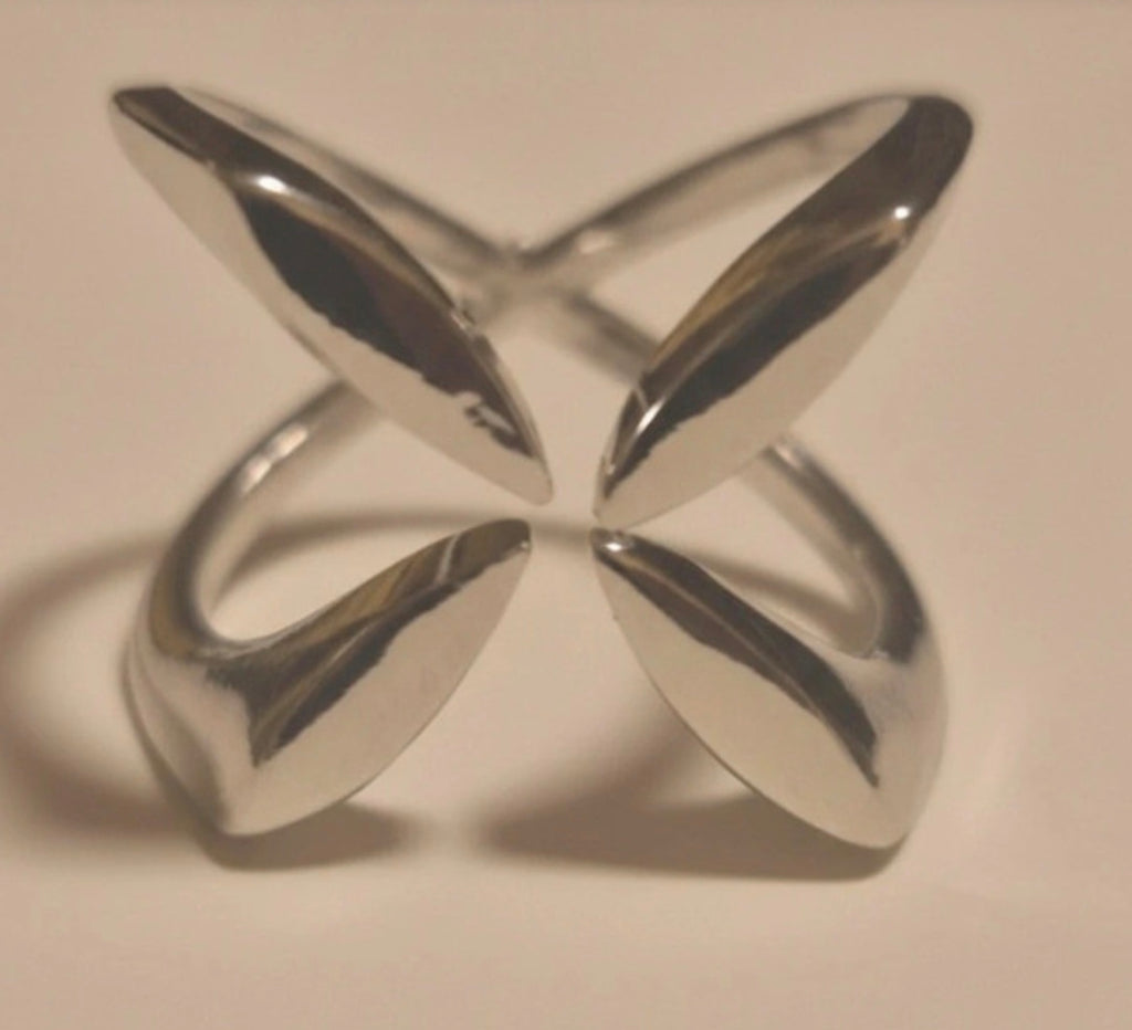 Vista macro detalle estrella de 4 puntas anillo vanguardista plata 925 | vaqueraspain