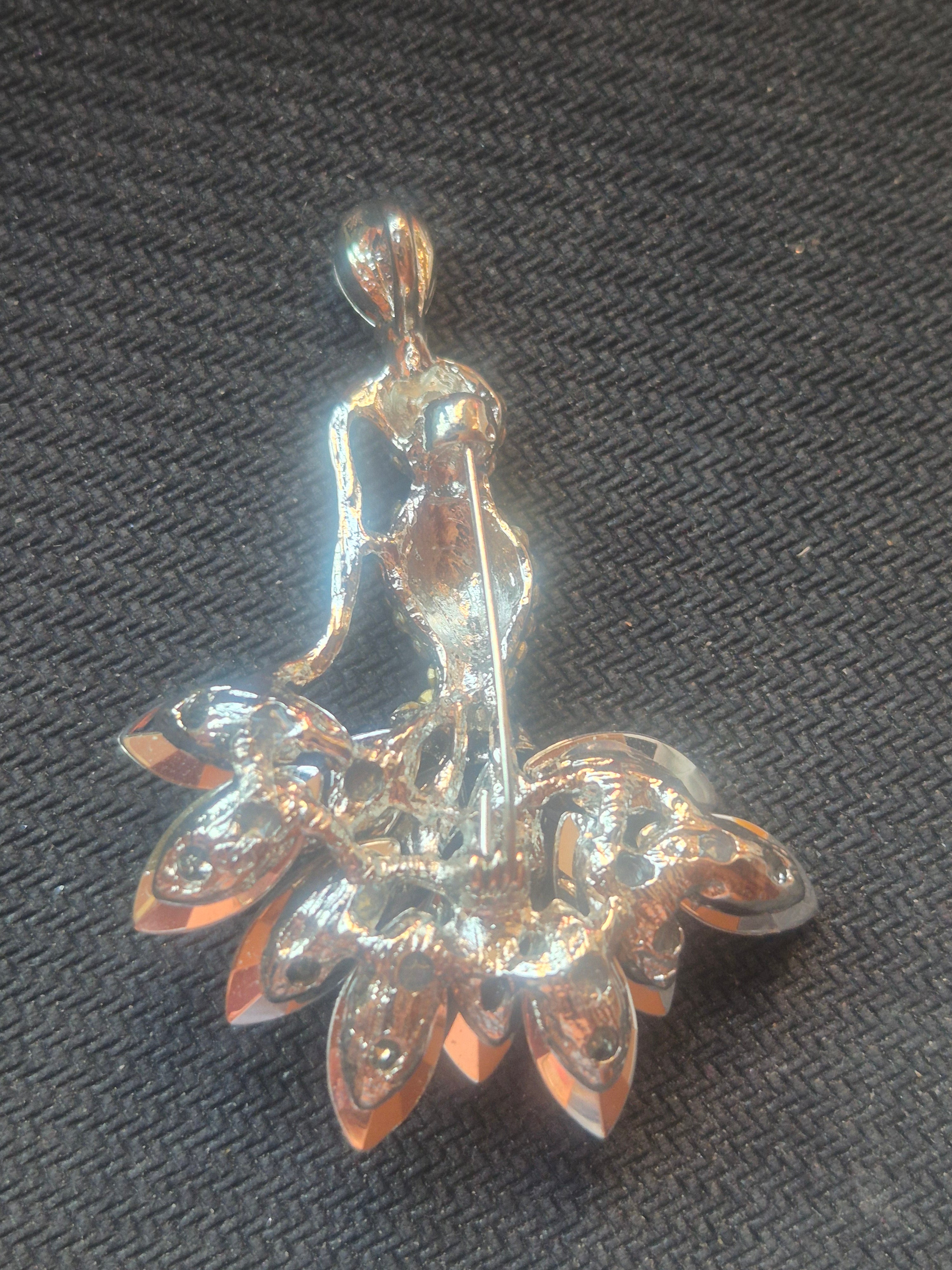 Broche bailarina de cristal con vestido de gala