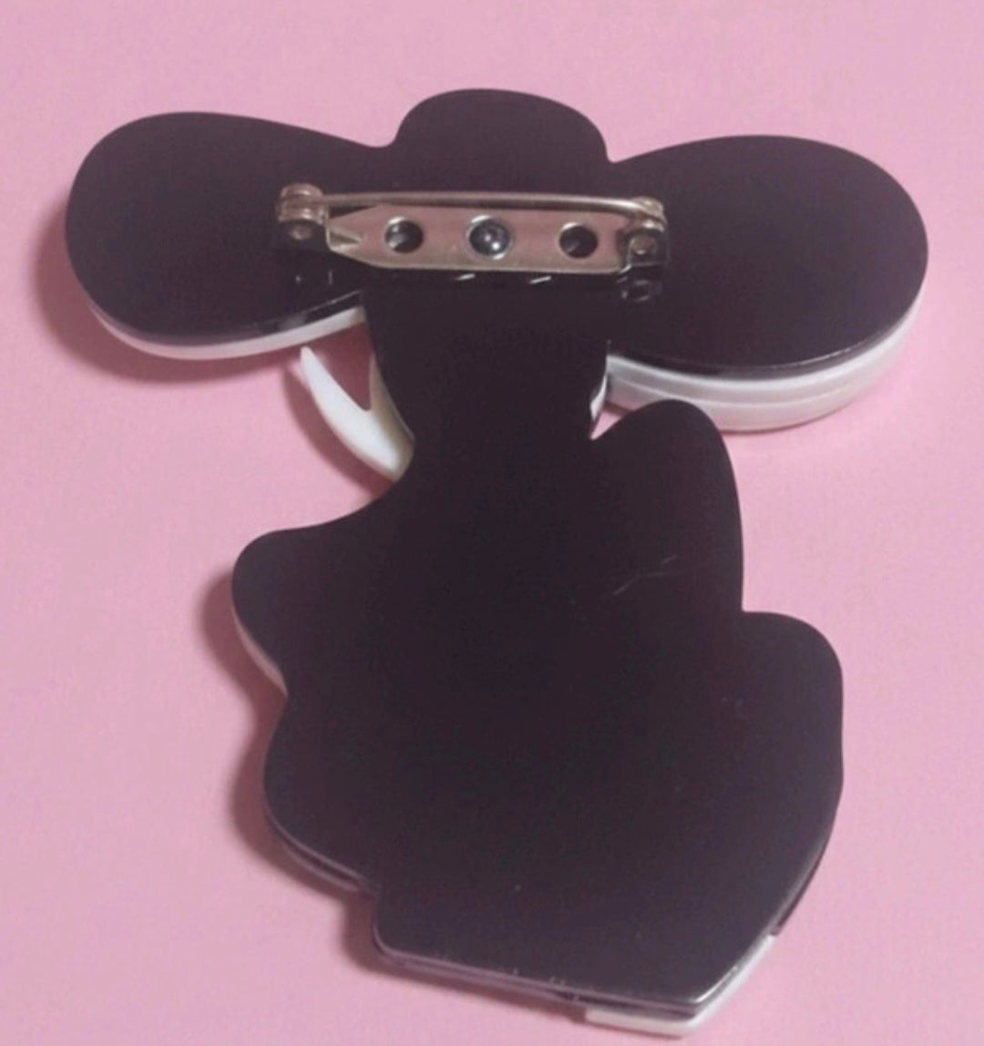 Detalle broche vintage mujer con trenza estilo art déco | vaqueraspain