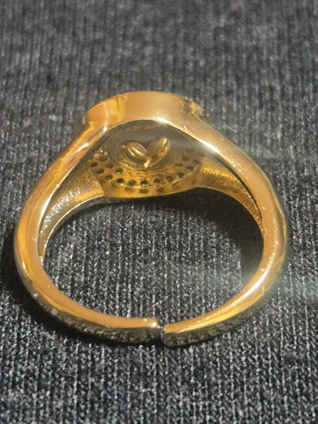 Anillo sello" corazón fucsia" con baño oro.
