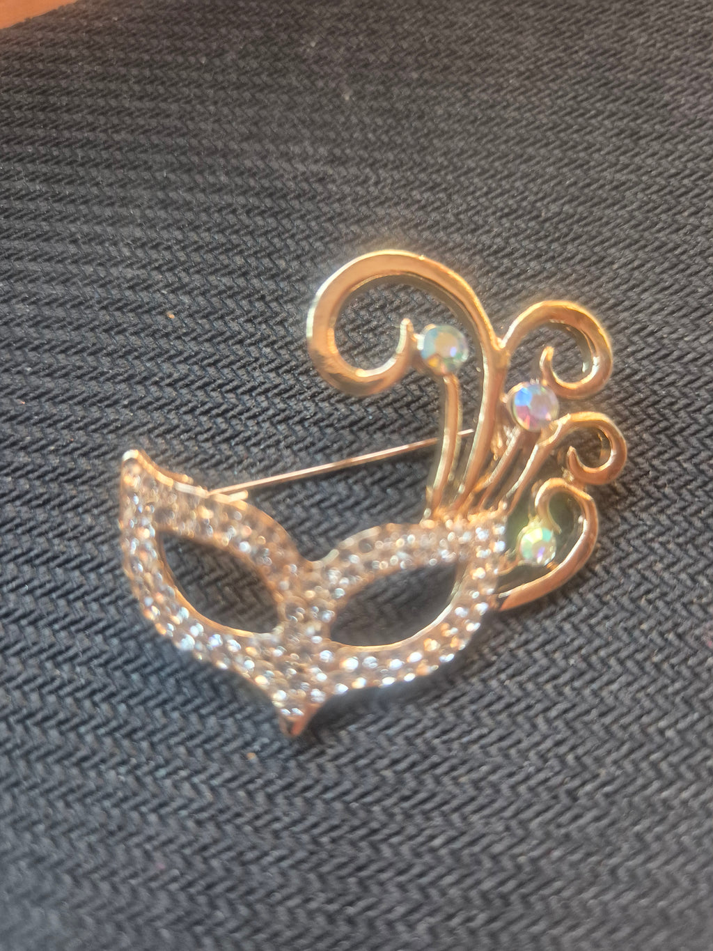 Broche elegante mascara de carnaval dorada