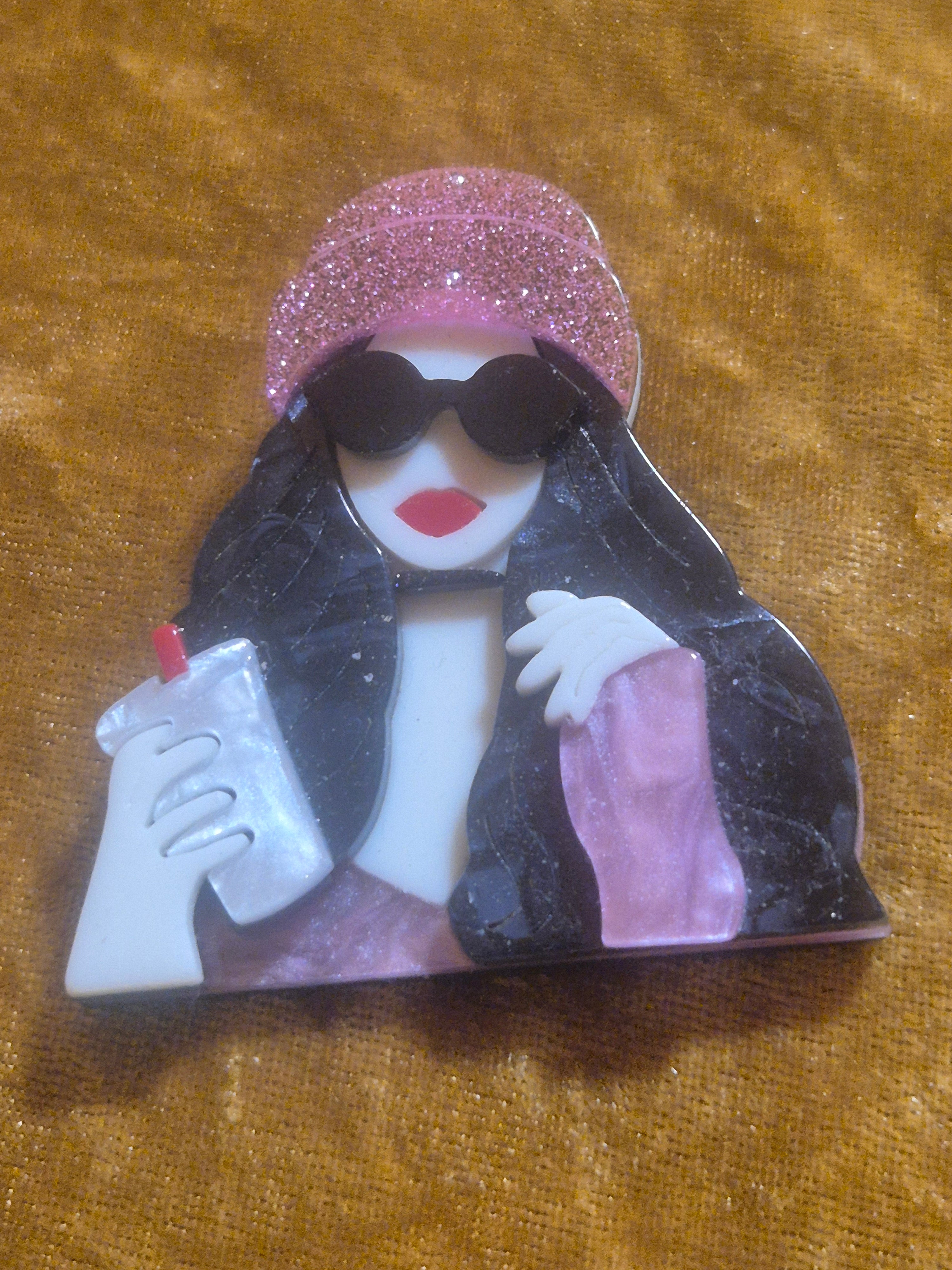 Broche vintage mujer morena con cafe