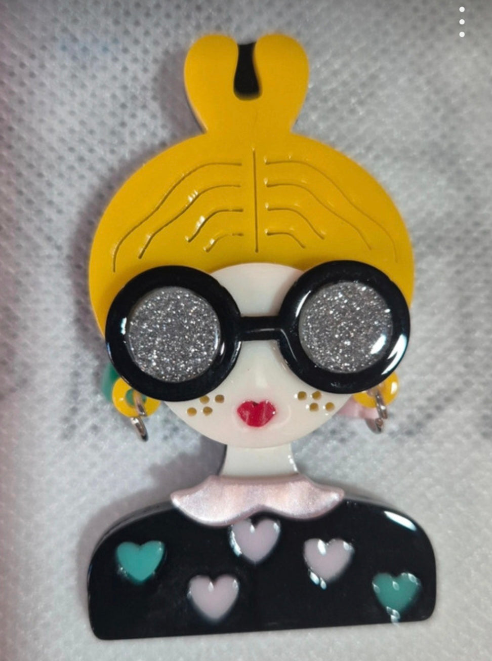 Broche vintage pop art chica rubia con moño alto | vaqueraspain