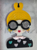 Broche vintage pop art chica rubia con moño alto | vaqueraspain
