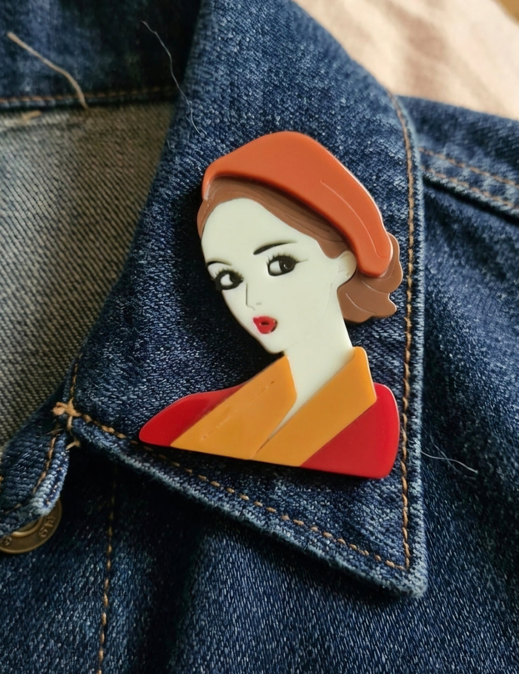 Broche vintage mujer castaña con boina