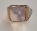 Anillo de metal dorado con sello de madreperla brillante boho chic | vaqueraspain