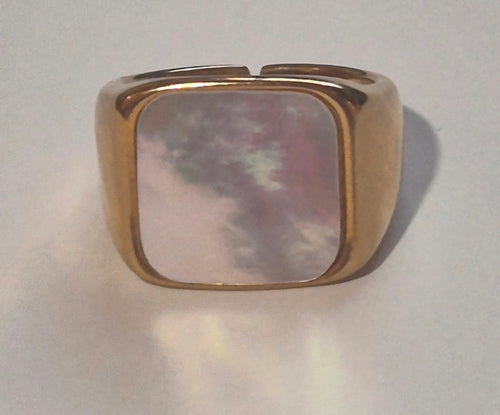 Anillo de metal dorado con sello de madreperla brillante boho chic | vaqueraspain