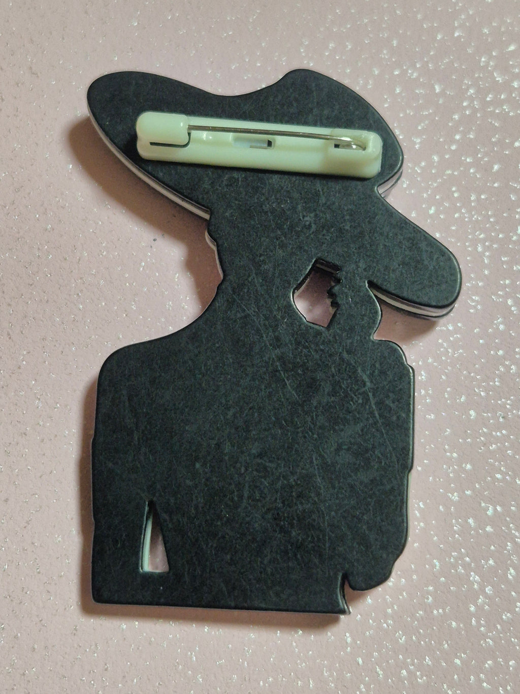 Broche boho chic mujer con sombrero negro con flor