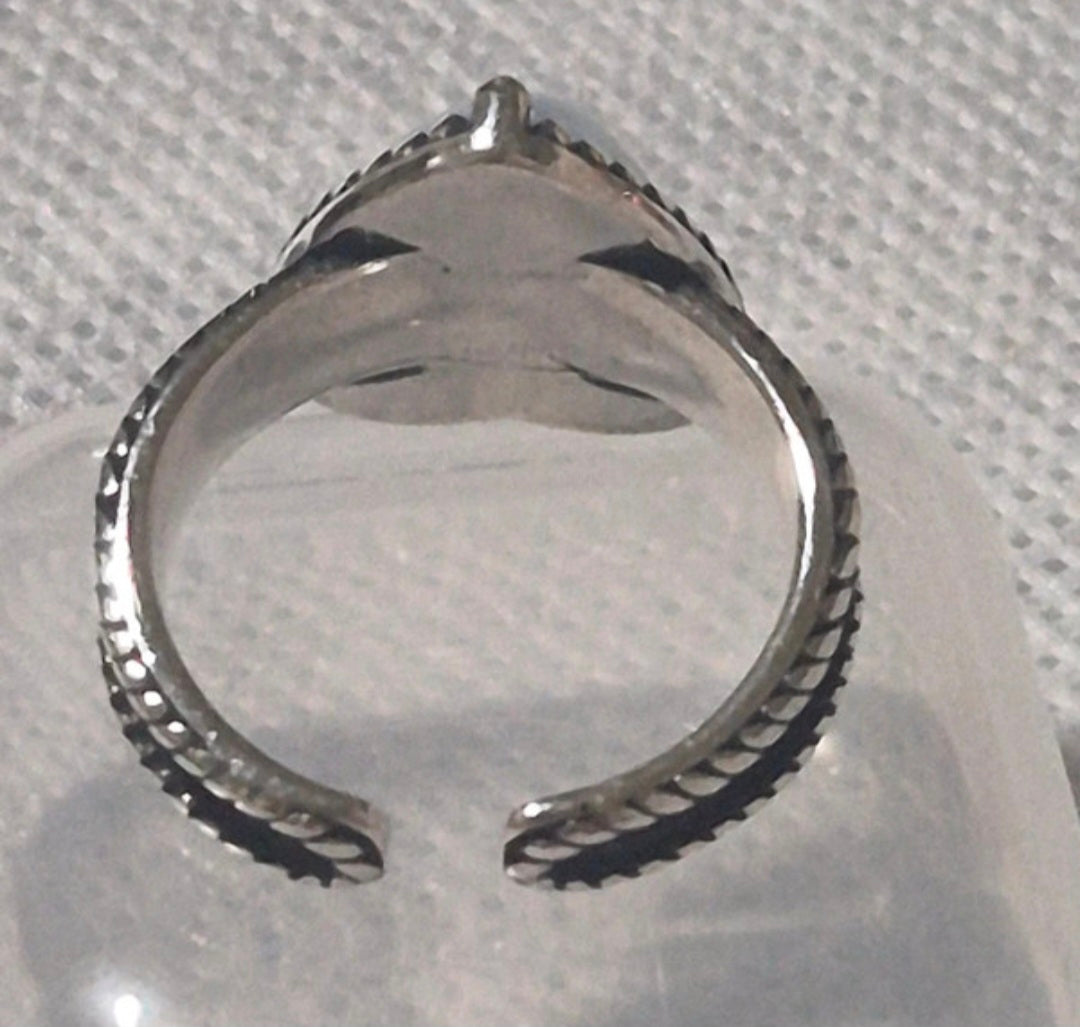 Vista macro detalle ópalo multicolor anillo corazón plata 925 | vaqueraspain